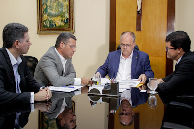 Belivaldo entrega projetos de reforma a empresa Espanhola que passa a administrar Aeroporto de Aracaju Belivaldo entrega projetos de reforma a empresa Espanhola que passa a administrar Aeroporto de Aracaju