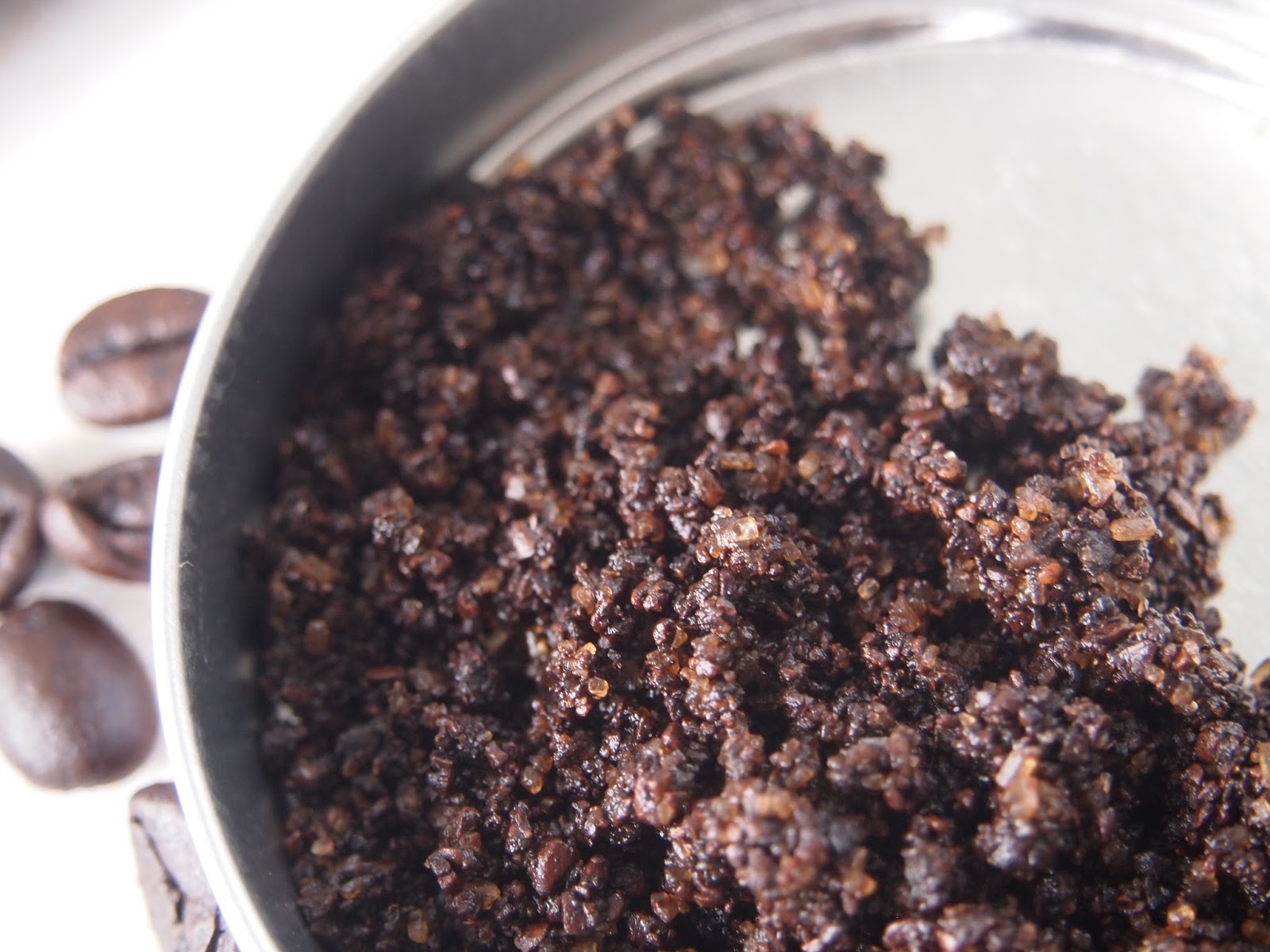 Скрабы домашнего приготовления. Как сделать кофейный жмых. Кофейный жмых. Отходы кофе. Из кофейного жмыха.