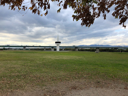 秋の河川敷（公園）で食べるカップヌードルは美味しい！