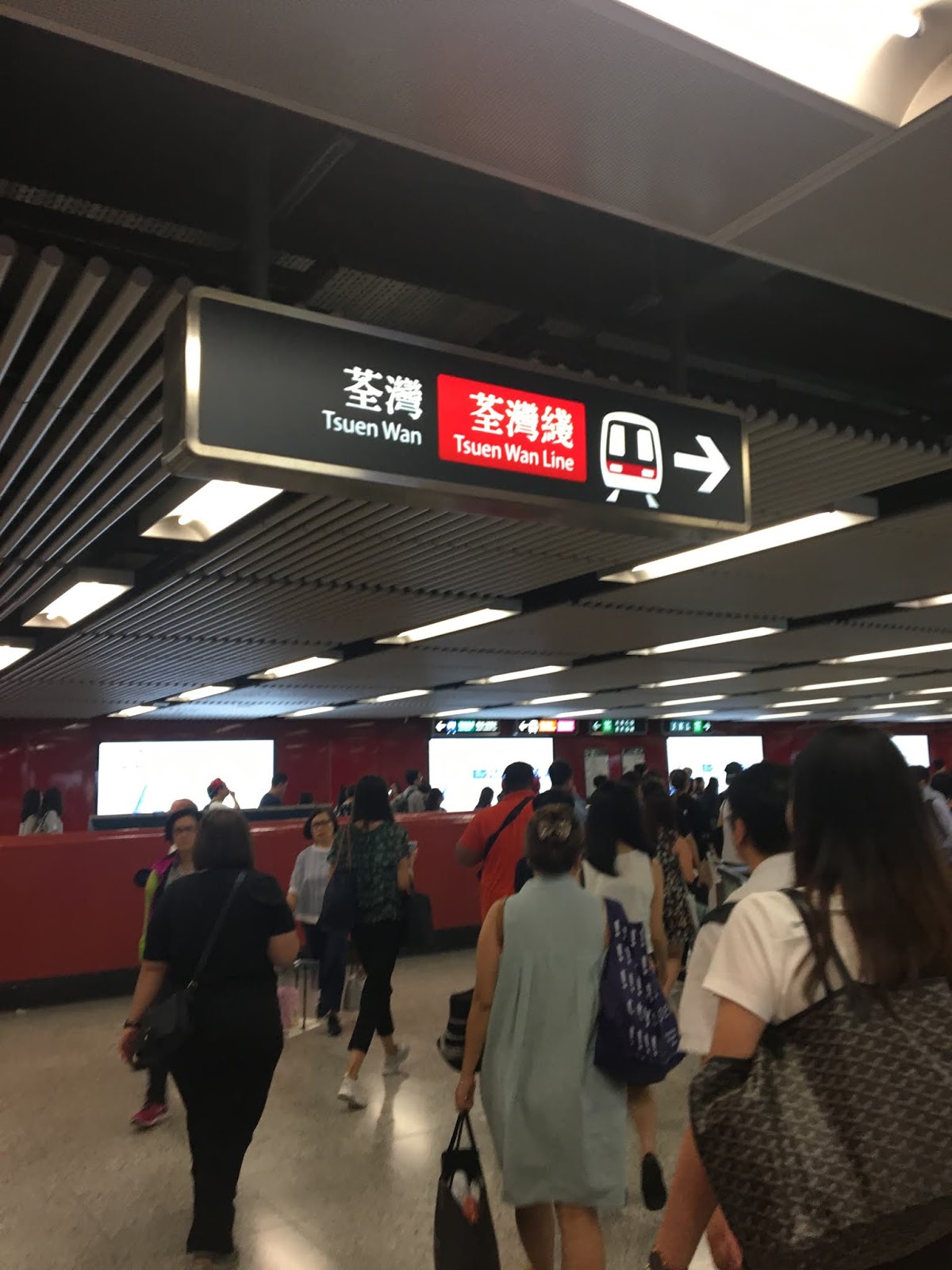 В метро списался 1 рубль. Метро Гонг Конг. Открыть карточку банка Гонг Конга. Билет на поезд в Гонг Конг из Китая фотографии.