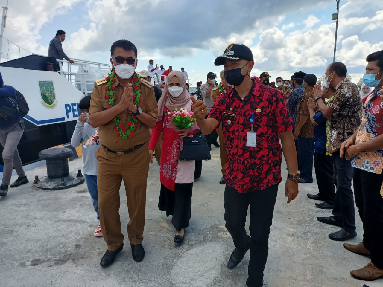Kunjungan Kerja Perdana, Bupati dan Wabup Natuna Disambut Hangat Masyarakat Kecamatan Subi Kunjungan Kerja Perdana, Bupati dan Wabup Natuna Disambut Hangat Masyarakat Kecamatan Subi