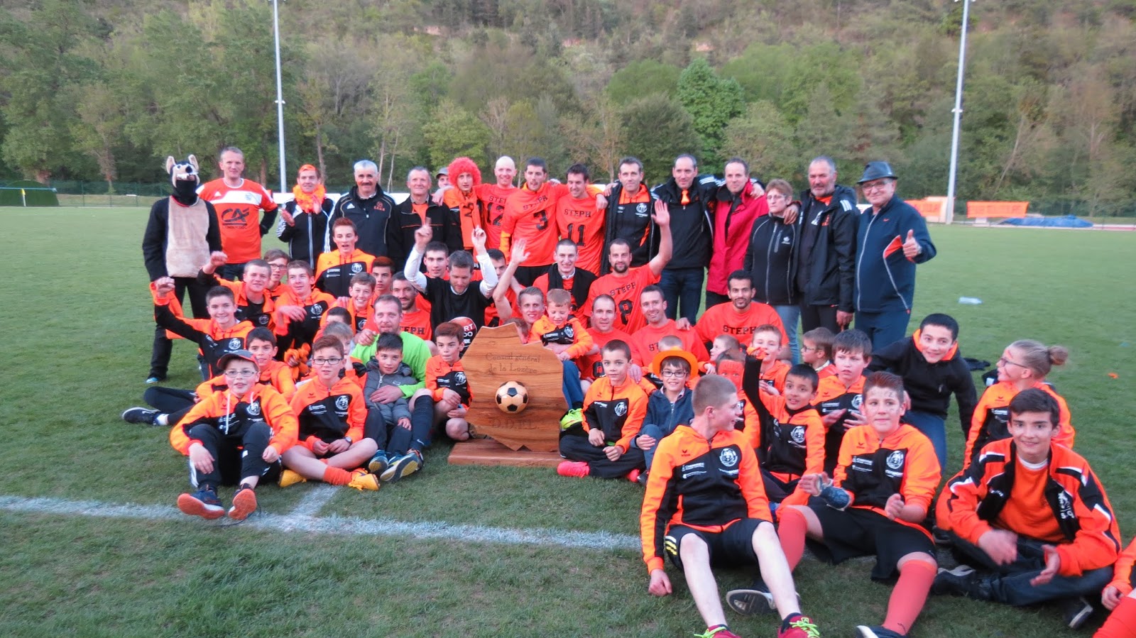 ESCB ILS L'ONT FAIT, LE TROPHEE EST AU BUISSON