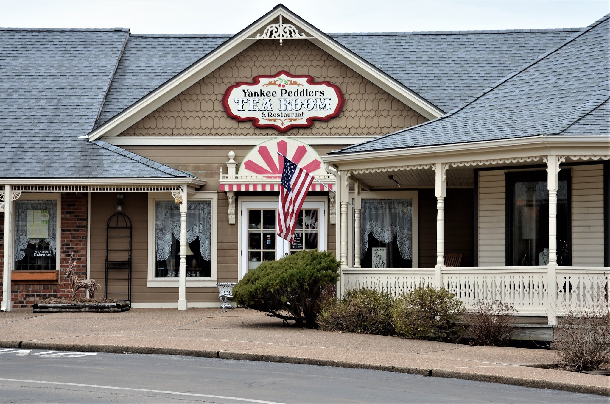 Bernideen's Tea Time, Cottage and Garden YANKEE PEDDLER'S TEA ROOM VISIT