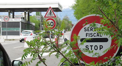 France - Suisse - entre Saint Genis Pouilly et Meyrin, près du CERN / LHC - vers la borne frontière 121 - poste de douane de Meyrin coté France