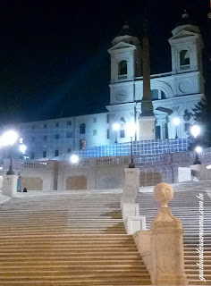 Praça de Espanha em Roma: arte e arquitetura Barroca praca espanha noite guia brasileira - Praça de Espanha em Roma: arte e arquitetura Barroca
