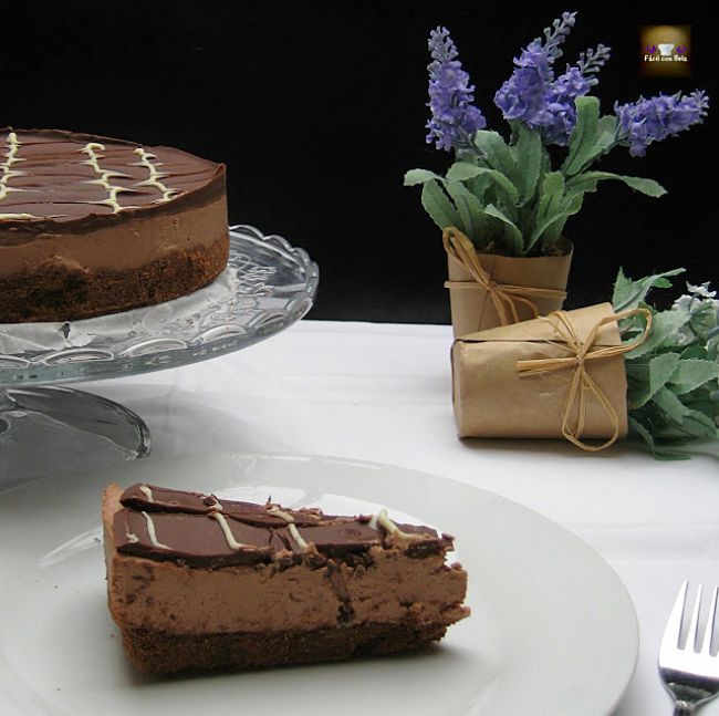 Tarta de queso y chocolate sobre galleta