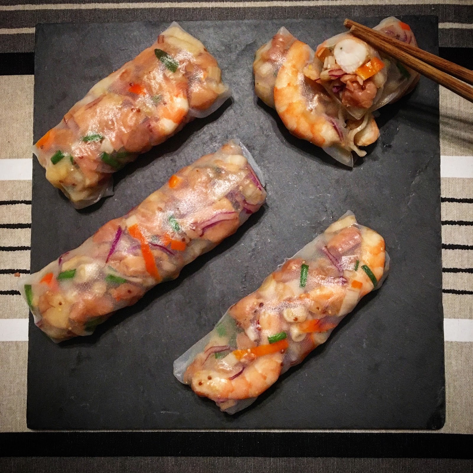 Rollitos de obleas de arroz con bacalao ahumado y salsa oriental 