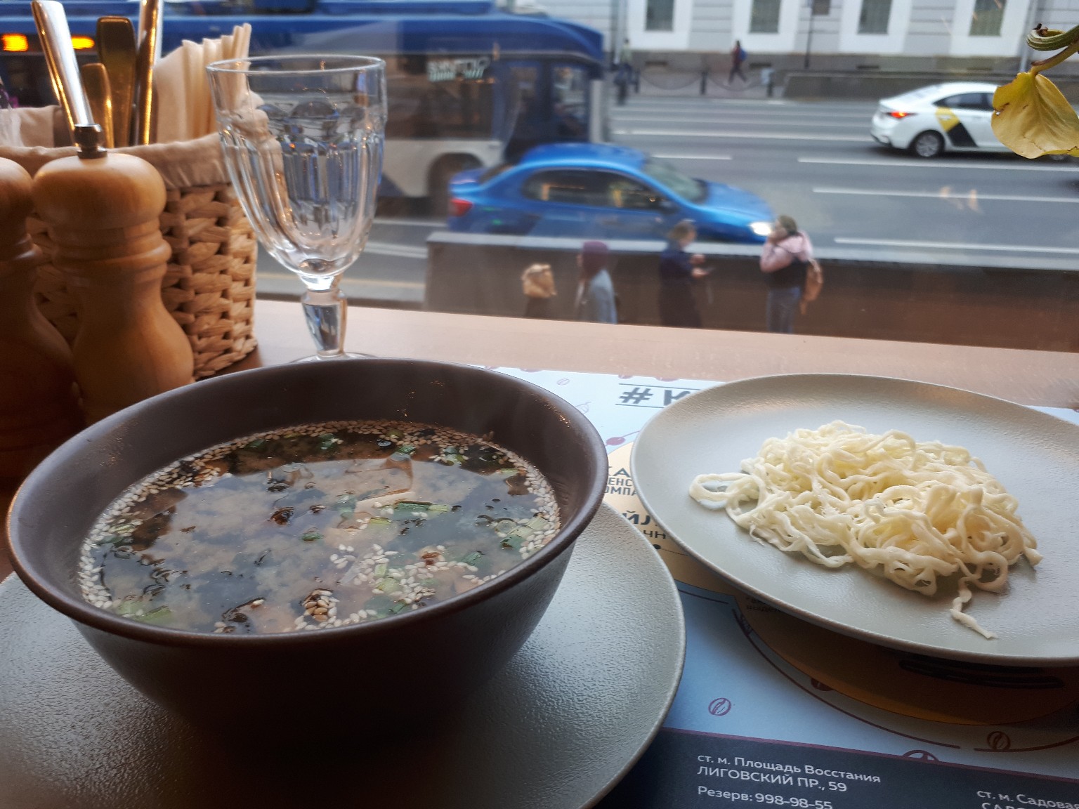 стол с едой. люди в ресторане. стол в кафе с едой. вкусно поужинали в ресторане. лаунж кафе казань.