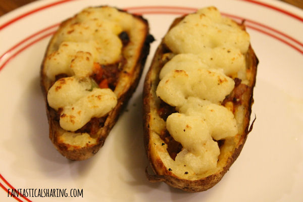 Shepherd's Pie Potato Skins // Your family will be on pins and needles waiting for this meal to hit the dinnertable! #SundaySupper #beef #potatoskins #potato #maindish #shepherdspie