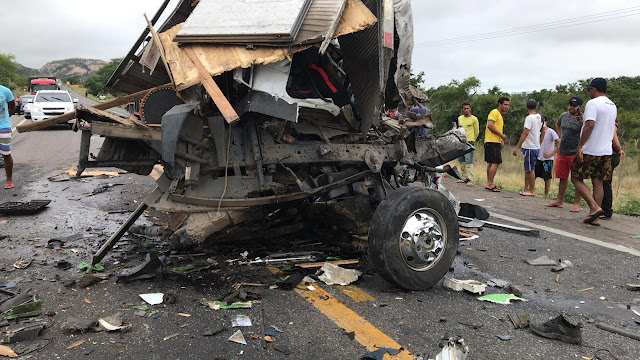 Integrantes da equipe do cantor Léo Santana morrem em acidente na Bahia