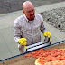 Hombre se defiende de asaltante lanzándole una pizza    