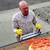 Hombre se defiende de asaltante lanzándole una pizza    