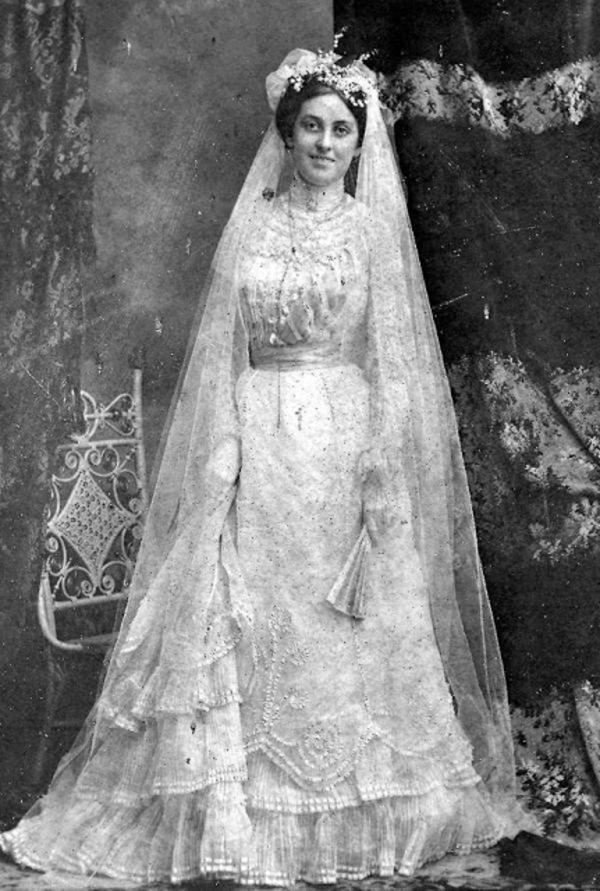 1800s lace wedding dress