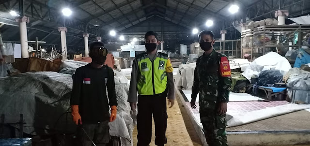 Koramil 04/Pedan Bersama Relawan Melaksanakan Penyemprotan Disinfektan Di Malam Hari