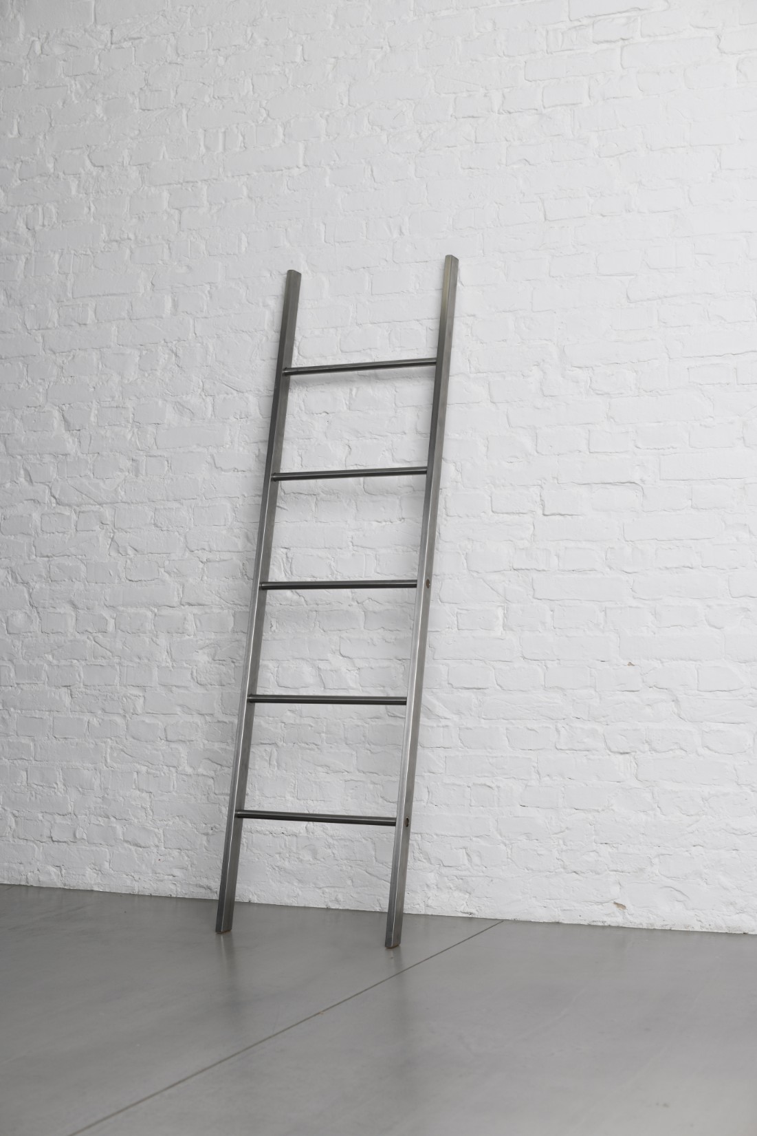 Stainless steel clothes ladder (Kleiderleiter Edelstahl) with oak