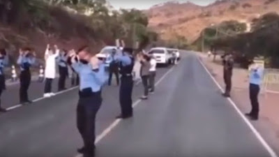 COVID-19: Polisi Beribadah dan Berdoa di Jalan Raya (Video)