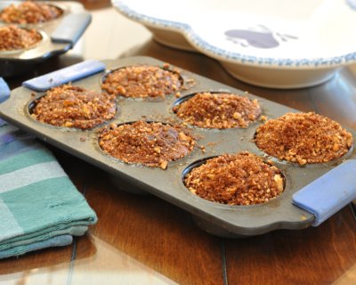 Banana Streusel Muffins ♥ KitchenParade.com, a super-moist muffin made with very ripe bananas and reduced sugar, topped with nuts and cinnamon.