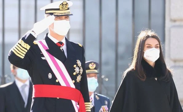 Queen Letizia wore a new silk blouse from Maksu, and a fux fur collar cape from Carolina Herrera. Maksu Ecru Fontana Blouse and Magrit pumps