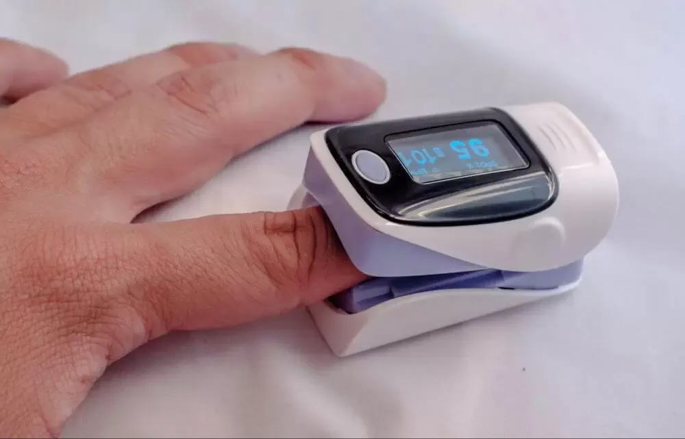 How does the pulse oximeter work?