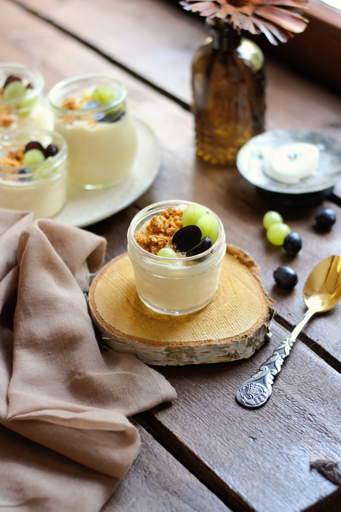 Sahnewölkchen: Weißes Schokoladenmousse mit Mandelcrunch und Trauben ... Sahnewölkchen: Weißes Schokoladenmousse mit Mandelcrunch und Trauben ...