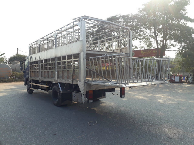 Thùng xe Hyundai Ex8 gắn bửng nâng hạ chở gia súc Thùng xe Hyundai Ex8 gắn bửng nâng hạ chở gia súc