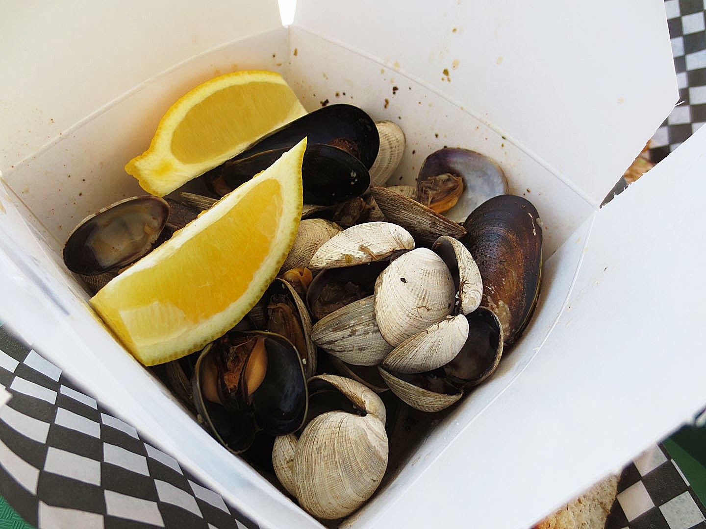 Steamed clams and mussels in garlic butter sauce