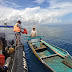 Personel Bakamla RI Bagi-Bagi Bansos di Tengah Laut Manado