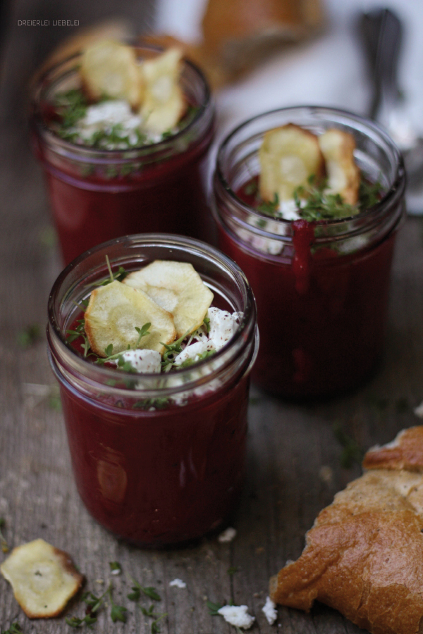 Rote Bete-Suppe mit Ziegenkäse, Kresse und Pastinaken-Chips + Give Away ... Rote Bete-Suppe mit Ziegenkäse, Kresse und Pastinaken-Chips + Give Away ...