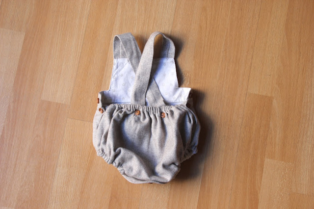 DIY Tutorial y patrones de ropa para bebes. Como hacer peto bebe