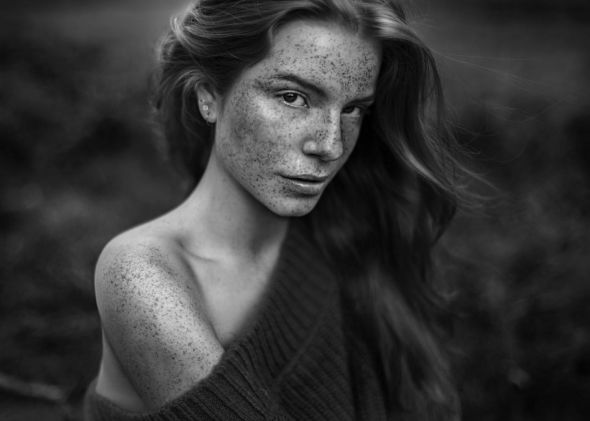 As belas modelos com sardas na fotografia de Agata Serge Agata Serge 500px arte fotografia fashion mulheres modelos sardas beleza preto e branco