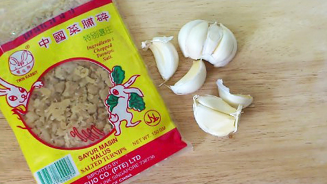 garlic clove and packet of chai poh