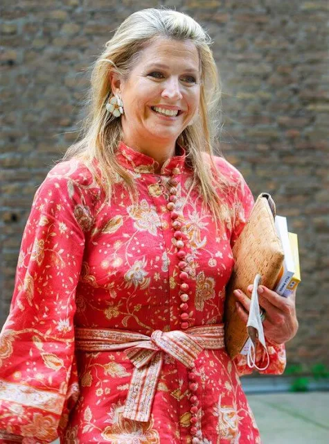 Queen Maxima wore a veneto border paisley print linen dress from Zimmermann. Queen Maxima wore floral earrings from Zara