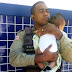 Policial militar cuida de bebê para mãe ir a posto médico