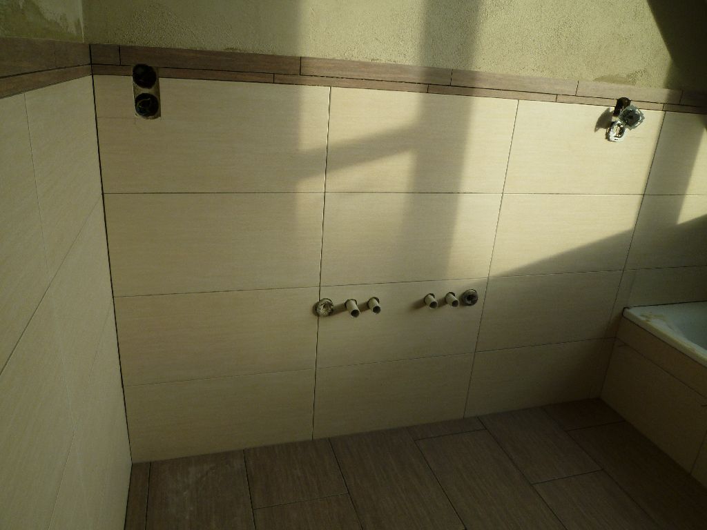 Dorfstraße 20b ~ Ein Baublog: Die Fliesen sind am Boden...