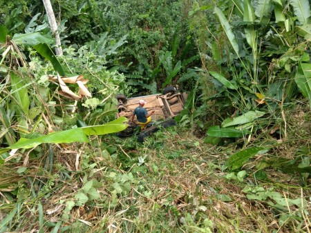 Ubatã: Carro capota na BR-330 e deixa dois feridos