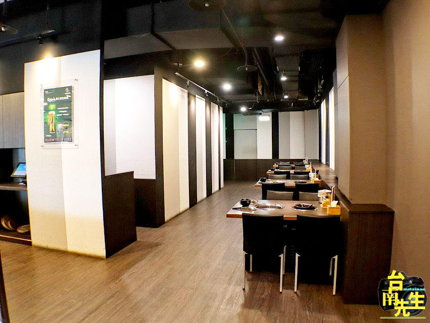 台南火烤兩吃吃到飽/帝王蟹+和牛吃飽吃滿/70多種海陸食材任你點/coldstone冰淇淋+鴨血豆腐+飲品無限享用/加價還有啤酒+調酒喝到飽/無煙炭烤不會全身油煙味