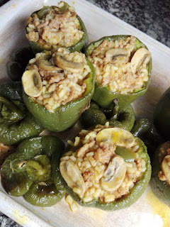 Pimientos rellenos de arroz, carne y champiñones