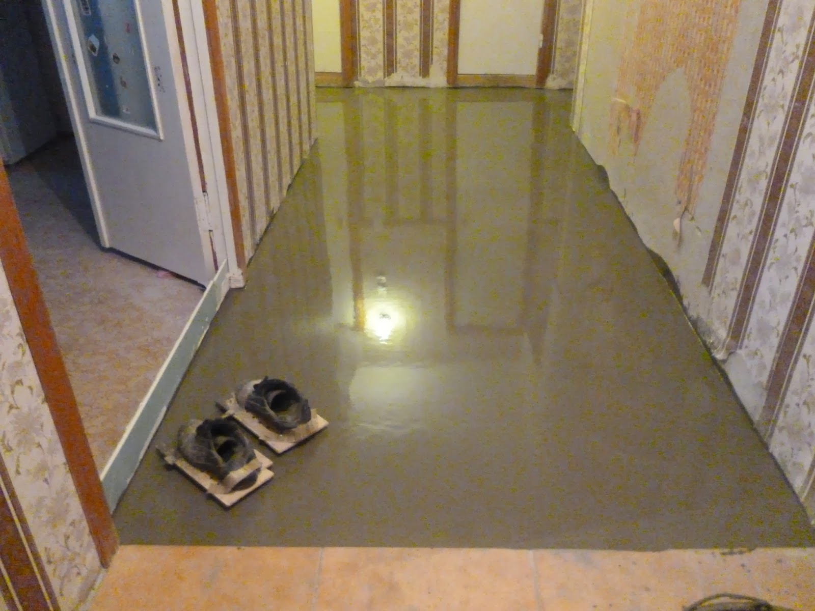 Залить пол в коридоре своими руками