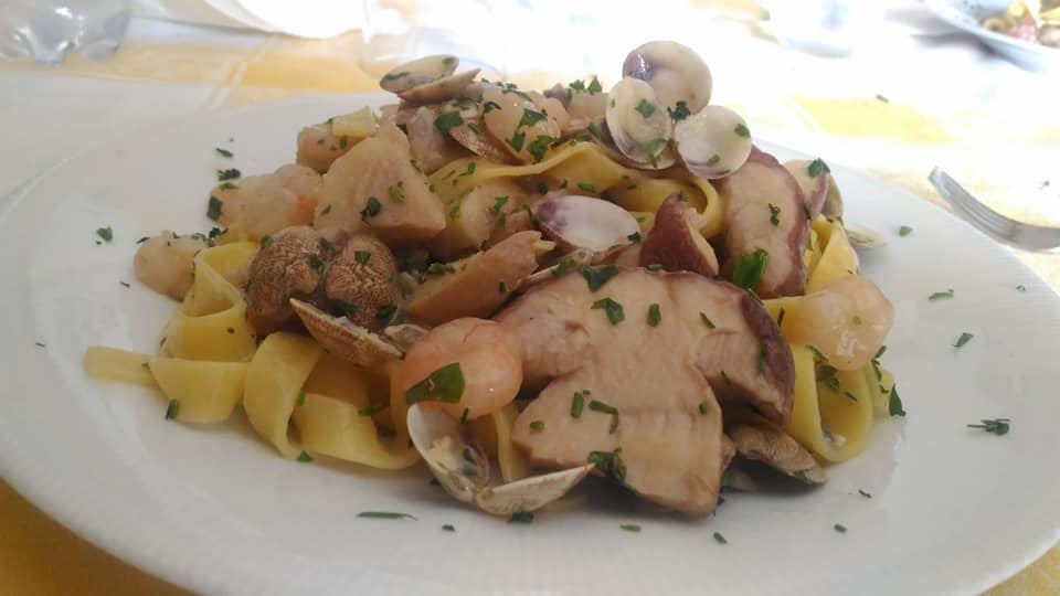 Tagliatelle con vongole, gamberetti e funghi porcini.