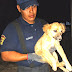 Bomberos rescataron un perro atrapado en una medianera