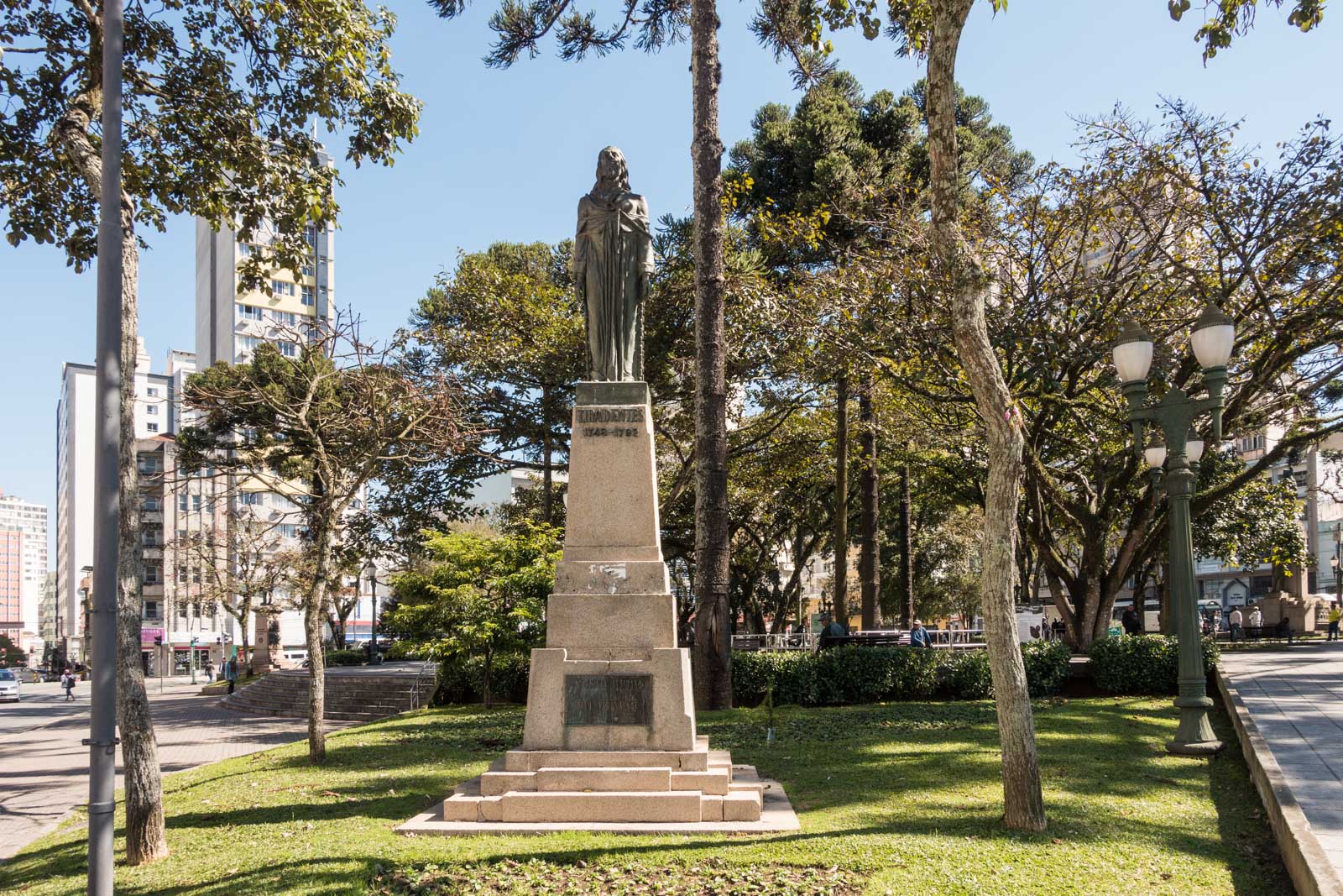 Fotografando Curitiba Tiradentes, o “dono” da praça