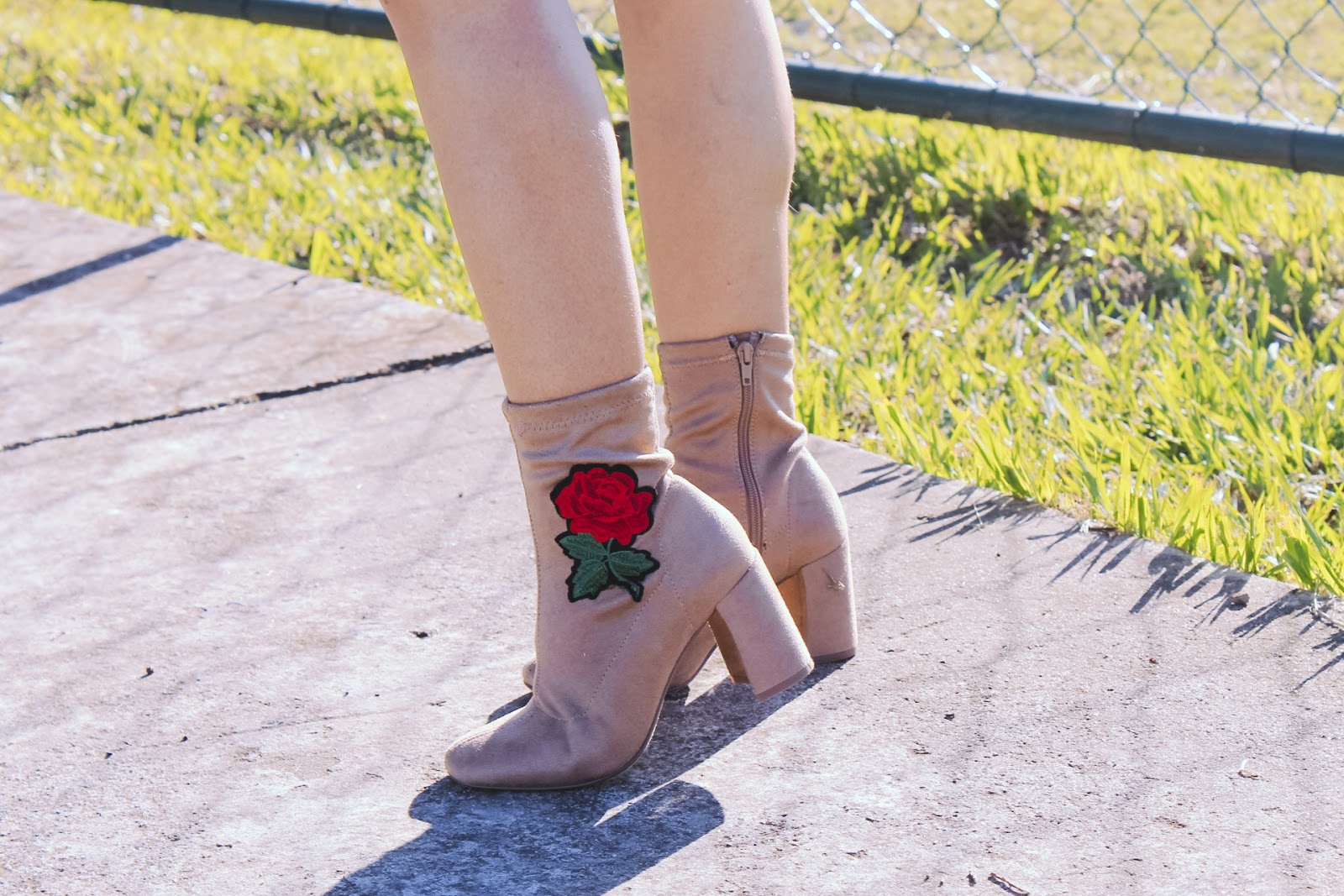 look street style, look urbano, bomber jacket, look bomber dourada, look bota bordada com flor, look girl power, look shorts com bota, look bomber com shorts, look neutro look street style, look urbano, bomber jacket, look bomber dourada, look bota bordada com flor, look girl power, look shorts com bota, look bomber com shorts, look neutro