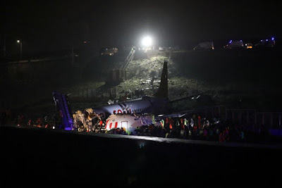 Avião derrapa ao pousar e se parte em três pedaços na Turquia Avião derrapa ao pousar e se parte em três pedaços na Turquia
