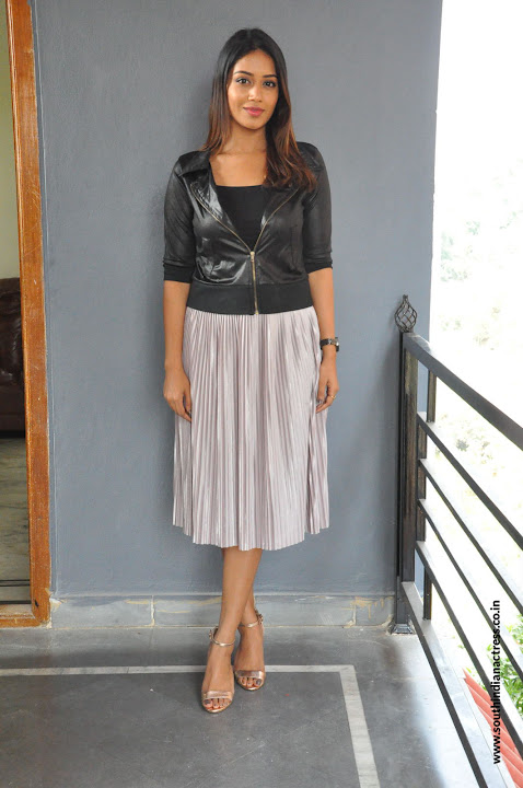 Nivetha Pethuraj at Mental Madhilo interview