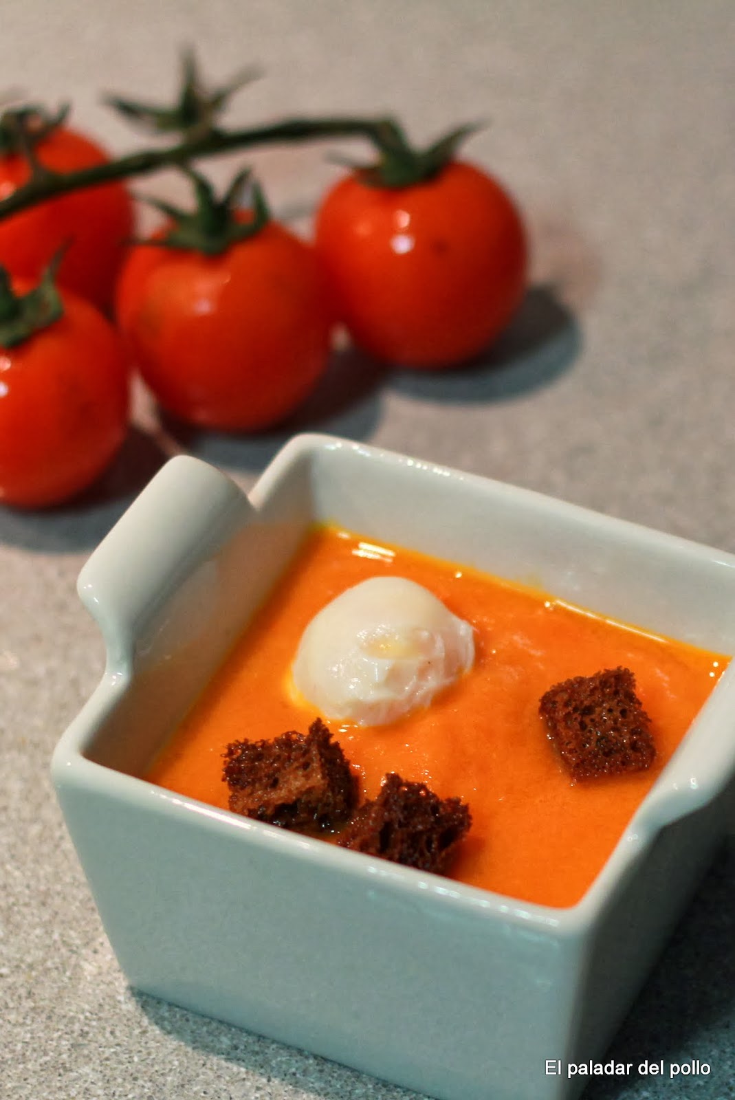 Crema de tomate con guarnición