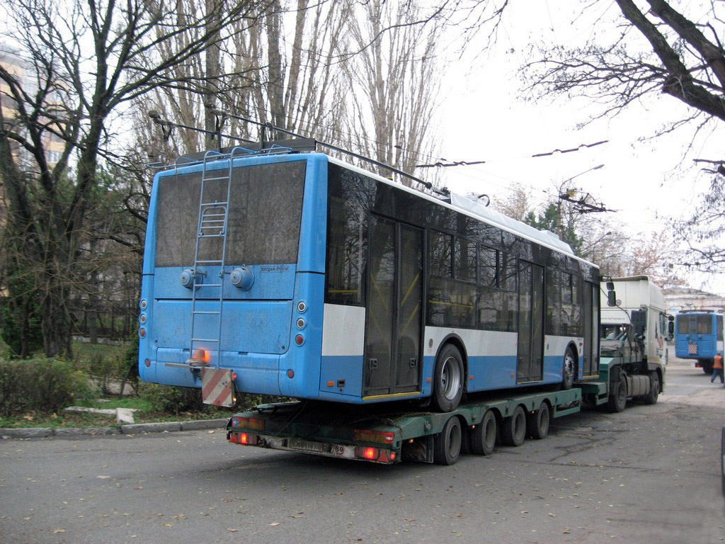 Перевозка троллейбусов. Троллейбус на трале. Транспортировка троллейбусов. 15 Трале троллейбус.