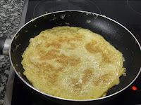 Haciendo la tortilla francesa para el relleno.