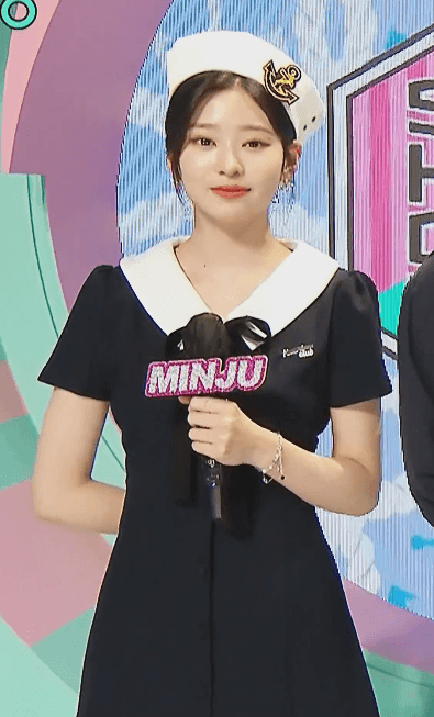 아이즈원> 마린룩 입은 음악중심 MC 김민주