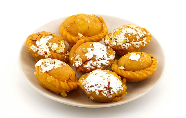Chandrakala Sweet Recipe in Hindi