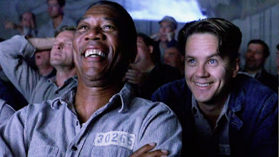 Ellis y Dufresne en la sala de cine de la cárcel